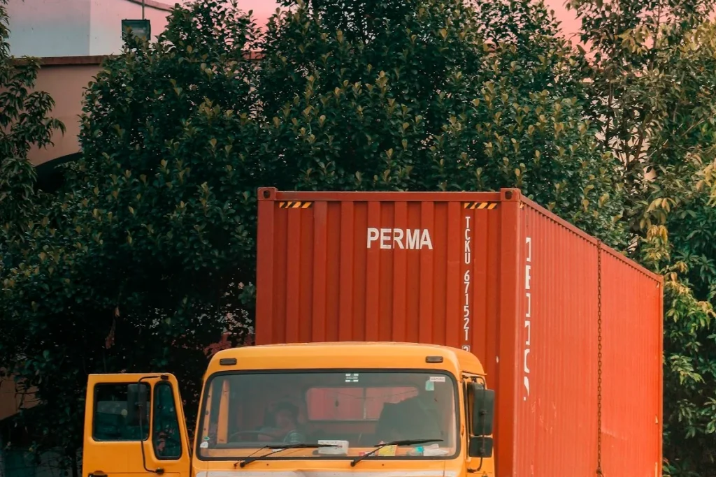 Xe tải chở container hàng