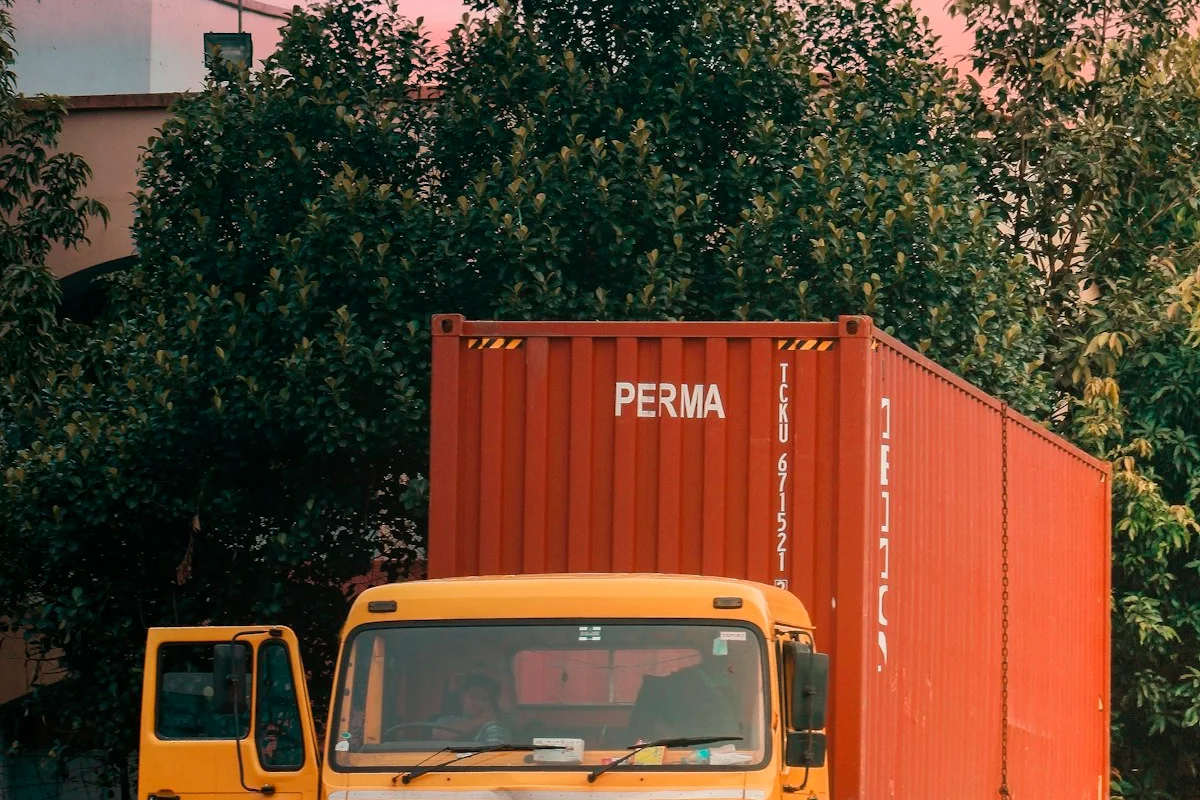 Xe tải chở container hàng
