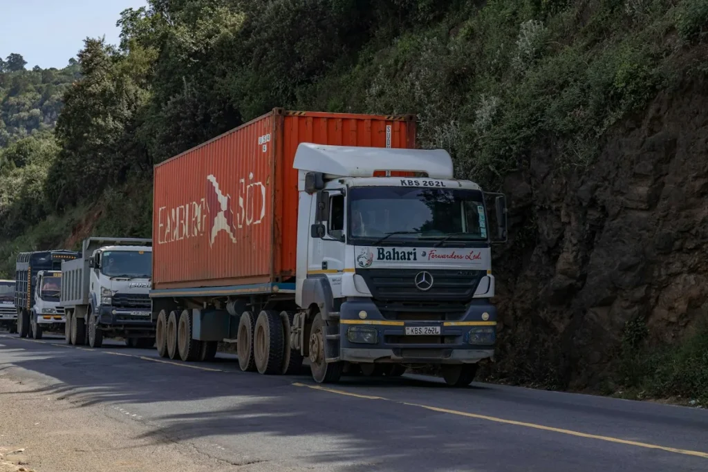 Xe tải chở hàng liên tỉnh